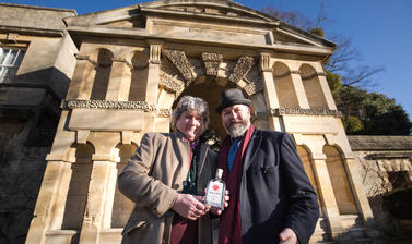 professor simon hiscock l and toads tom nicolson at the oxford botanic garden physic gin
